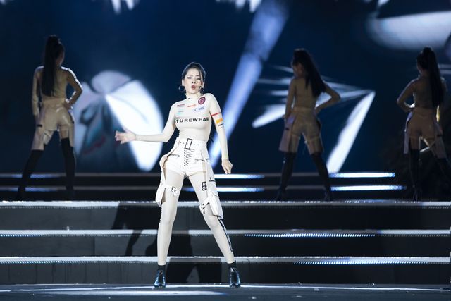 Chi Pu mang ca khúc mới nhất Em nói anh rồi đến Chung kết Miss World Vietnam 2019 - Ảnh 4.