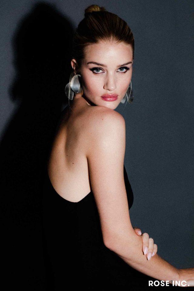 Gái một con Rosie Huntington-Whiteley khiến khán giả mòn mắt - Ảnh 1.