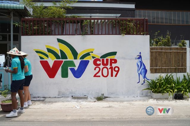 VTV Cup 2019: Đội Australia hoàn thành thử thách vẽ tranh tại làng bích họa Tam Thanh - Ảnh 7.