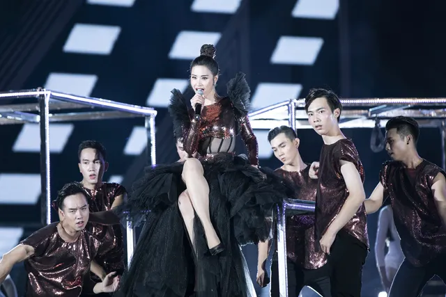 Đông Nhi diện váy cầu kỳ hát Tóc nâu môi trầm remix - Ảnh 4. Đông Nhi diện váy cầu kỳ hát Tóc nâu môi trầm remix - Ảnh 4.