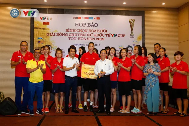 VTV Cup Tôn Hoa Sen 2019: Đội tuyển Việt Nam nhận thưởng 50 triệu đồng trước trận bán kết - Ảnh 1. VTV Cup Tôn Hoa Sen 2019: Đội tuyển Việt Nam nhận thưởng 50 triệu đồng trước trận bán kết - Ảnh 1.