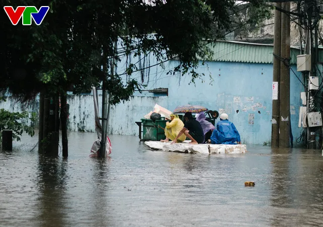 Chùm ảnh: Đảo Phú Quốc ngập sâu sau mưa lớn, người dân đi lại bằng bè tự chế - Ảnh 15.