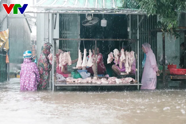 Chùm ảnh: Đảo Phú Quốc ngập sâu sau mưa lớn, người dân đi lại bằng bè tự chế - Ảnh 13.