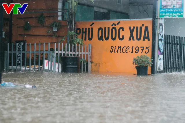 Chùm ảnh: Đảo Phú Quốc ngập sâu sau mưa lớn, người dân đi lại bằng bè tự chế - Ảnh 11.