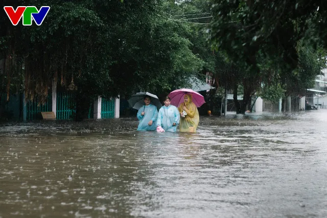 Chùm ảnh: Đảo Phú Quốc ngập sâu sau mưa lớn, người dân đi lại bằng bè tự chế - Ảnh 10.