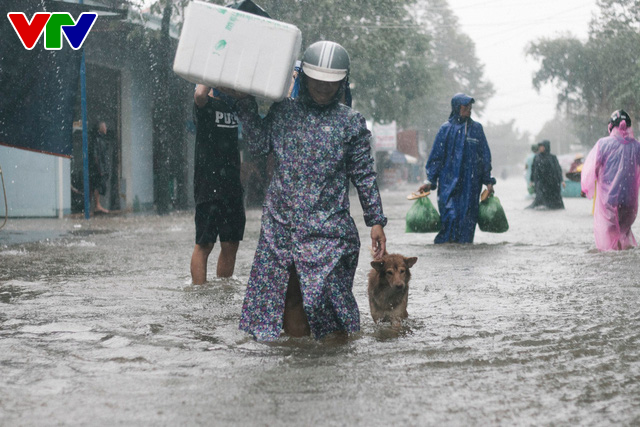 Chùm ảnh: Đảo Phú Quốc ngập sâu sau mưa lớn, người dân đi lại bằng bè tự chế - Ảnh 8.