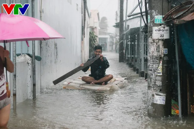 Chùm ảnh: Đảo Phú Quốc ngập sâu sau mưa lớn, người dân đi lại bằng bè tự chế - Ảnh 5.