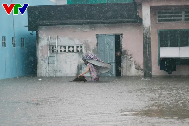 Chùm ảnh: Đảo Phú Quốc ngập sâu sau mưa lớn, người dân đi lại bằng bè tự chế - Ảnh 3.