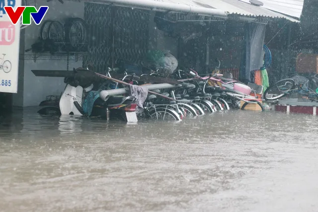 Chùm ảnh: Đảo Phú Quốc ngập sâu sau mưa lớn, người dân đi lại bằng bè tự chế - Ảnh 1.