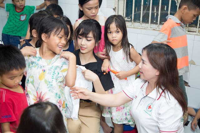 Á hậu Thúy An và lễ Trung thu ý nghĩa trước khi lên đường thi Miss Intercontinental - Ảnh 1.