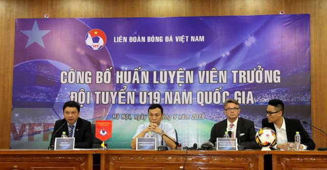 Bảng thành tích siêu ấn tượng của tân HLV U19 Việt Nam Philippe Troussier - Ảnh 2.