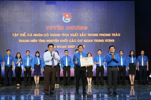 Tuyên dương tập thể, cá nhân có thành tích xuất sắc trong phong trào thanh niên tình nguyện (2007 - 2019) - Ảnh 9.