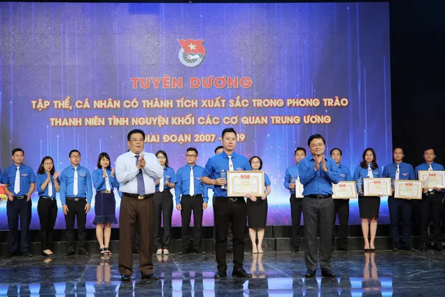 Tuyên dương tập thể, cá nhân có thành tích xuất sắc trong phong trào thanh niên tình nguyện (2007 - 2019) - Ảnh 14.