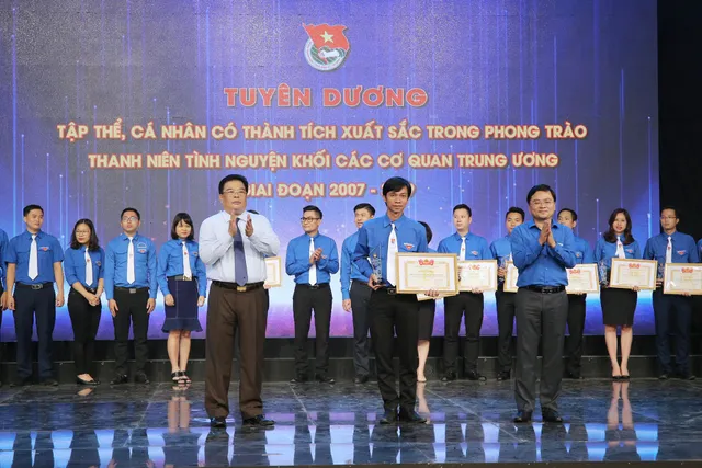 Tuyên dương tập thể, cá nhân có thành tích xuất sắc trong phong trào thanh niên tình nguyện (2007 - 2019) - Ảnh 17.