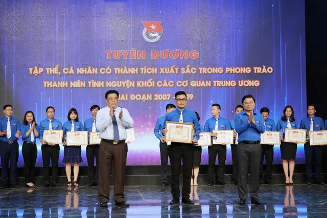 Tuyên dương tập thể, cá nhân có thành tích xuất sắc trong phong trào thanh niên tình nguyện (2007 - 2019) - Ảnh 20.