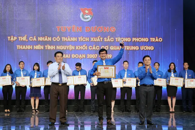 Tuyên dương tập thể, cá nhân có thành tích xuất sắc trong phong trào thanh niên tình nguyện (2007 - 2019) - Ảnh 22.