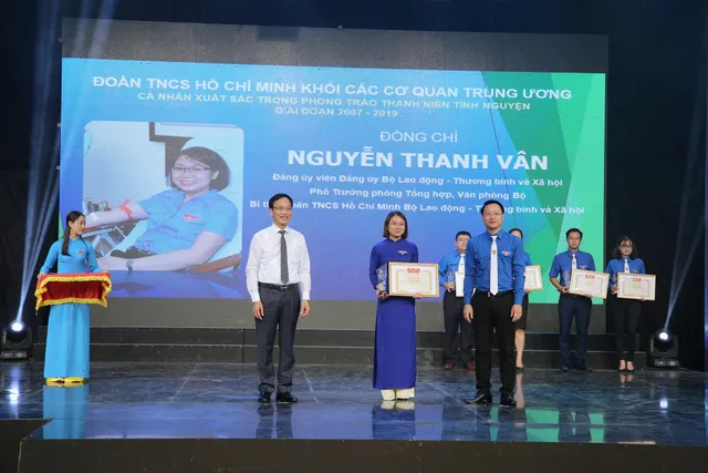 Tuyên dương tập thể, cá nhân có thành tích xuất sắc trong phong trào thanh niên tình nguyện (2007 - 2019) - Ảnh 30.