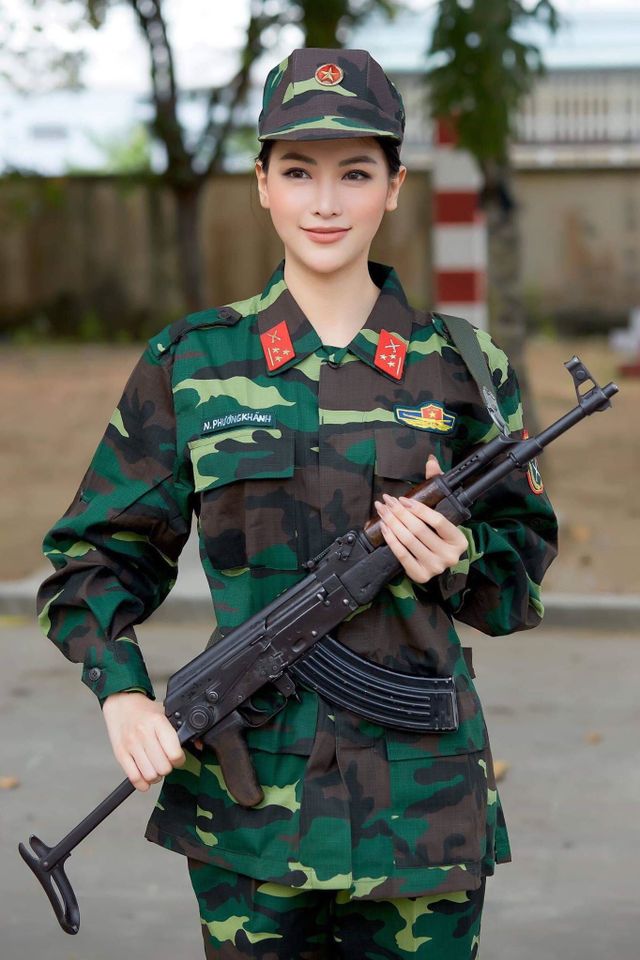 Tham gia Chúng tôi là chiến sĩ, Hoa hậu Phương Khánh “đốn tim” trong bộ quân phục - Ảnh 1.