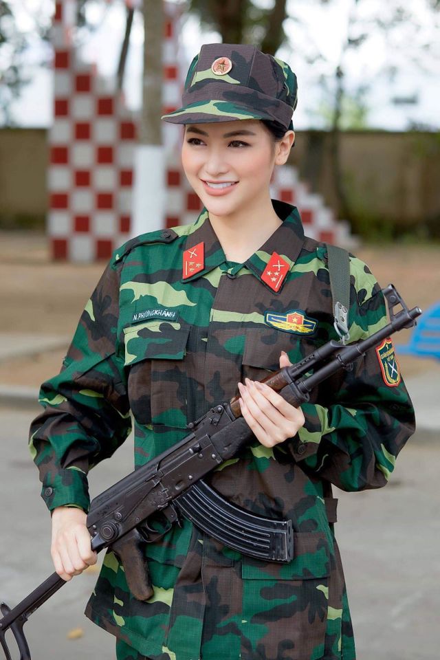 Tham gia Chúng tôi là chiến sĩ, Hoa hậu Phương Khánh “đốn tim” trong bộ quân phục - Ảnh 3.