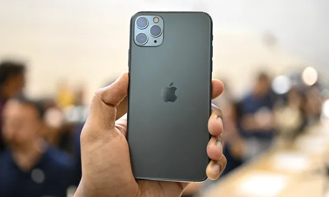 iPhone 11 tại Việt Nam: Giá bán tốt, màu xanh rêu vẫn rất nóng - Ảnh 2.