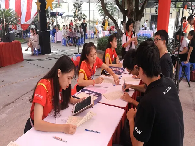 Lễ hội Trăng hồng - Hiến máu tiếp sức người bệnh - Ảnh 4. Lễ hội Trăng hồng - Hiến máu tiếp sức người bệnh - Ảnh 4.