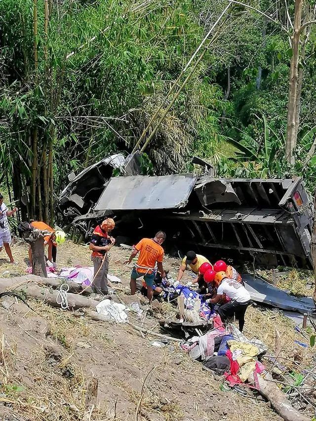 Tai nạn giao thông nghiêm trọng tại Philippines, hàng chục người thương vong - Ảnh 2.