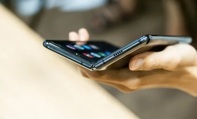 Galaxy Fold đầu tiên về Việt Nam, cửa hàng báo giá 99 triệu đồng - Ảnh 1.