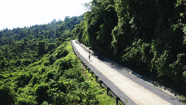 Cao Thái Hà, Hữu Vi chạy hết mình trên cung đường Trường Sơn huyền thoại - Ảnh 2.