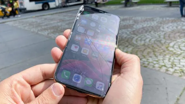 iPhone 11 Pro vỡ nát sau thử nghiệm rơi từ độ cao 1m - Ảnh 1.