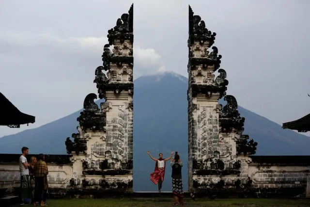 Du khách hủy tour do Bali đề xuất cấm “ăn cơm trước kẻng” - Ảnh 1.