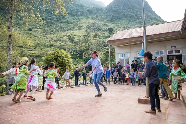 Hoa hậu Lương Thùy Linh khởi công dự án nhân ái “Đắp đường, xây ước mơ” - Ảnh 4.