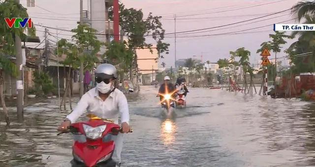 Triều cường gây ngập nặng trên một số tuyến đường trung tâm Cần Thơ - Ảnh 1.