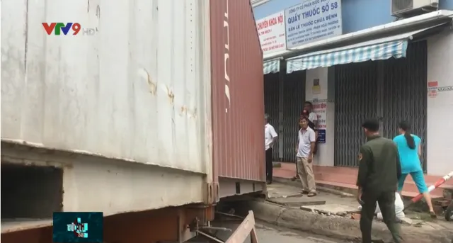 Bình Dương: 2 vụ thùng container rơi xuống đường trong chưa đầy nửa tháng - Ảnh 1.