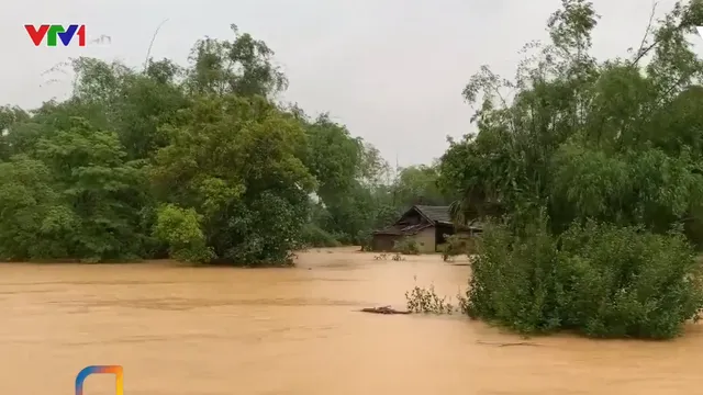 Nước lũ ở Hà Tĩnh dâng cao tận nóc nhà, hàng nghìn hộ dân bị cô lập - Ảnh 2.