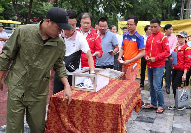 Đoàn đua xe đạp quốc tế VTV Cúp Tôn Hoa Sen 2019 quyên góp ủng hộ nhân dân Hà Tĩnh - Ảnh 4.