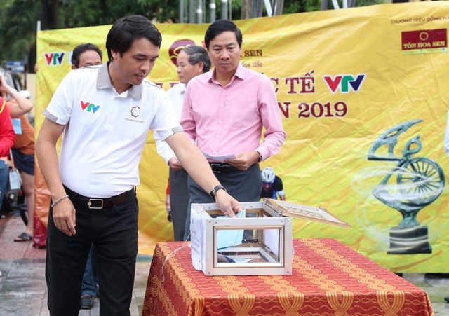 Hành động ấm tình người trước thềm chặng 5 Giải xe đạp quốc tế VTV Cúp 2019 - Ảnh 1.