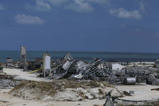 Hàng nghìn người dân Bahamas tháo chạy sau bão Dorian - Ảnh 2.