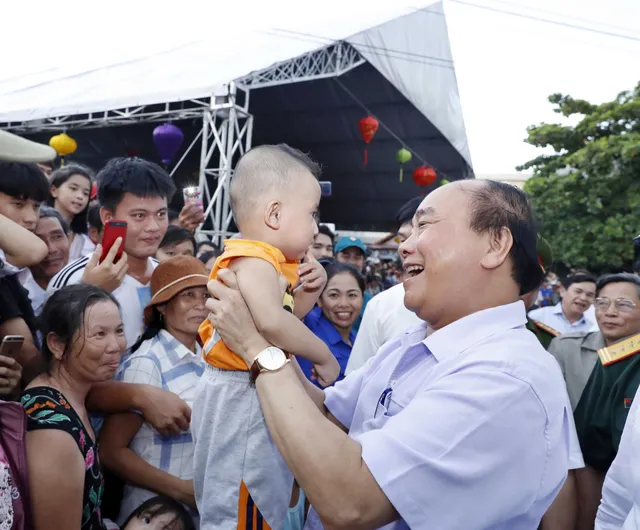 Thủ tướng Nguyễn Xuân Phúc vui đón Tết Trung thu cùng trẻ em Quảng Nam - Ảnh 1.