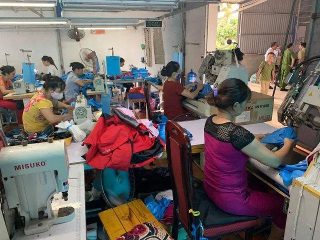 Thu giữ hàng nghìn sản phẩm thời trang sản xuất giả nhãn hiệu The North Face - Ảnh 5. Thu giữ hàng nghìn sản phẩm thời trang sản xuất giả nhãn hiệu The North Face - Ảnh 5.