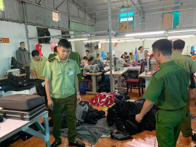 Thu giữ hàng nghìn sản phẩm thời trang sản xuất giả nhãn hiệu The North Face - Ảnh 1. Thu giữ hàng nghìn sản phẩm thời trang sản xuất giả nhãn hiệu The North Face - Ảnh 1.
