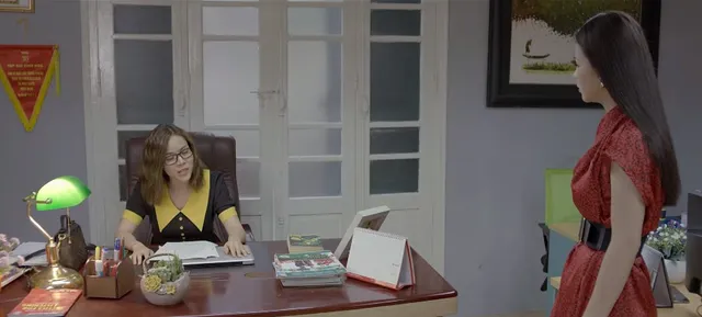 Những nhân viên gương mẫu - Tập 18: Liên (Thu Trang) và Nguyệt (Diễm Hương) đánh nhau tơi bời - Ảnh 1. Những nhân viên gương mẫu - Tập 18: Liên (Thu Trang) và Nguyệt (Diễm Hương) đánh nhau tơi bời - Ảnh 1.