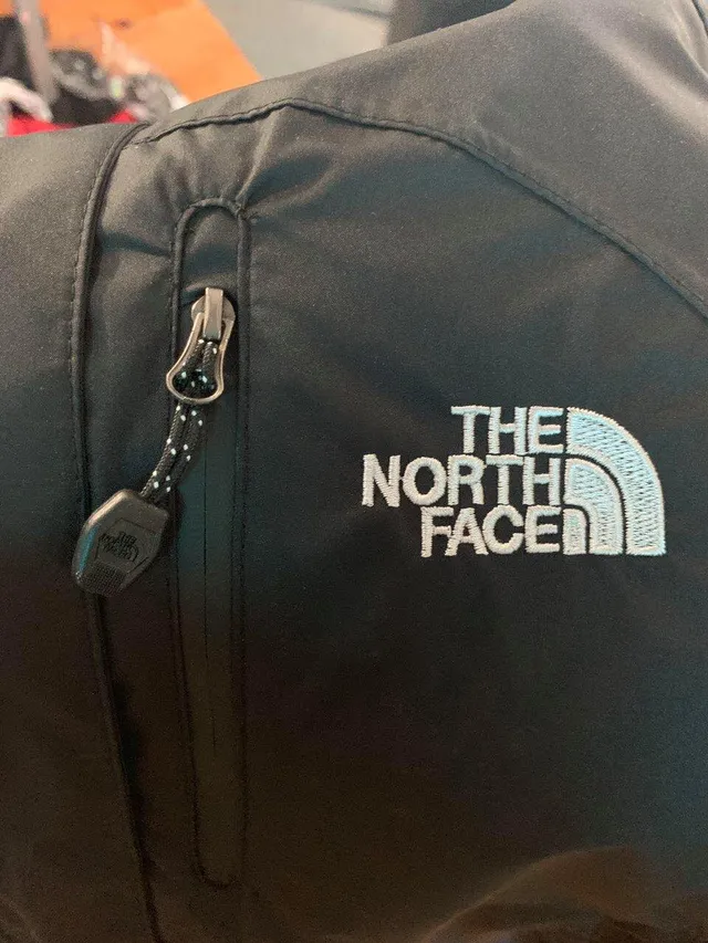 Thu giữ hàng nghìn sản phẩm thời trang sản xuất giả nhãn hiệu The North Face - Ảnh 2. Thu giữ hàng nghìn sản phẩm thời trang sản xuất giả nhãn hiệu The North Face - Ảnh 2.