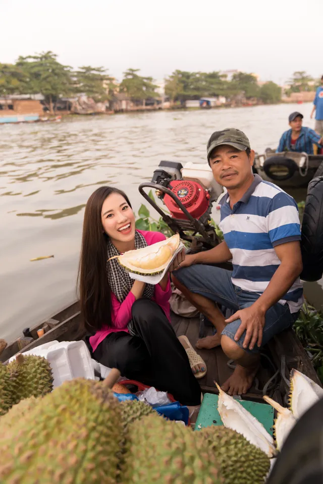 Á hậu Kim Duyên diện áo bà ba giới thiệu chợ nổi Cái Răng, Cần Thơ - Ảnh 4.