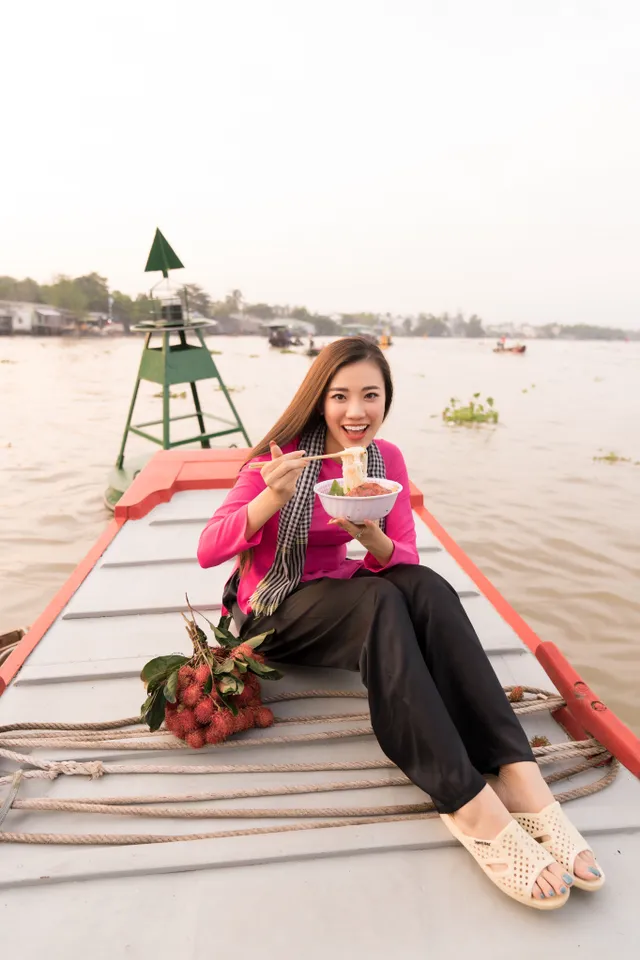 Á hậu Kim Duyên diện áo bà ba giới thiệu chợ nổi Cái Răng, Cần Thơ - Ảnh 3.