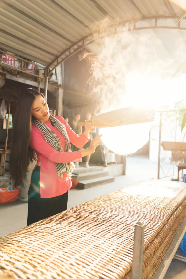 Á hậu Kim Duyên diện áo bà ba giới thiệu chợ nổi Cái Răng, Cần Thơ - Ảnh 10.