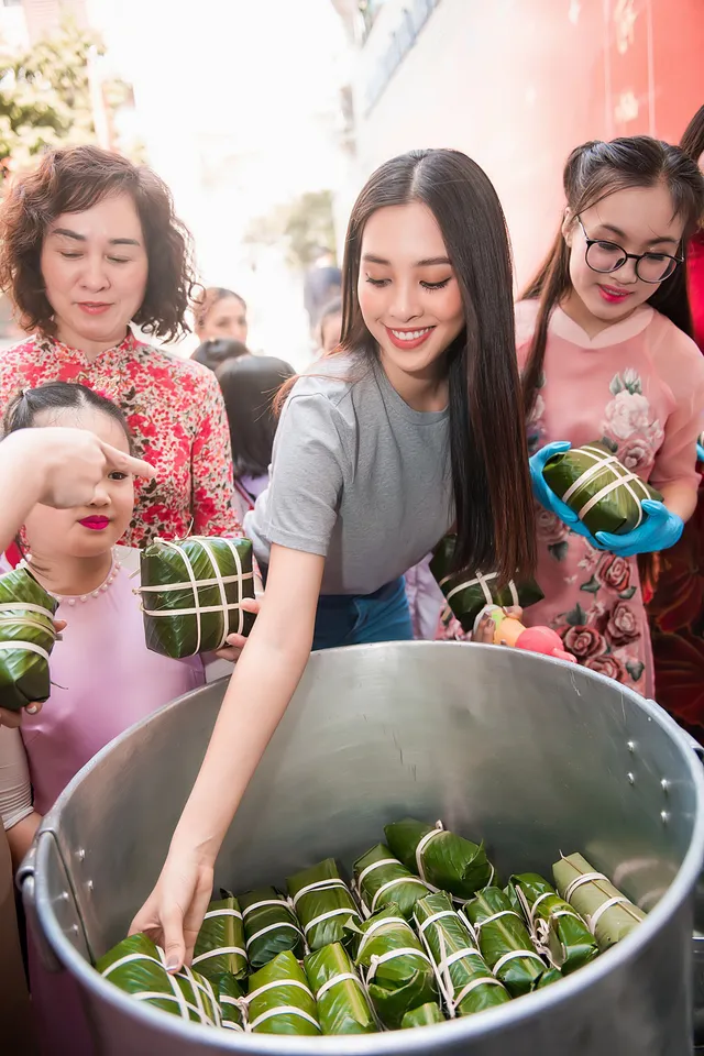 Hoa hậu Tiểu Vy, Á hậu Thuý An giản dị gói bánh chưng tặng trẻ em nghèo - Ảnh 2.