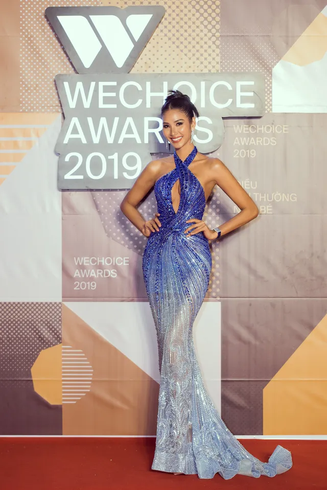 Á hậu Hoàng Thùy đẹp rạng ngời trên thảm đỏ WeChoice Awards 2019 - Ảnh 5.