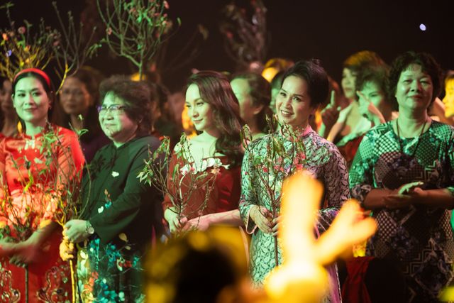 NSND Lan Hương, Bảo Thanh và dàn nghệ sĩ rơi nước mắt tại Gala Việc tử tế 2020 - Ảnh 13.
