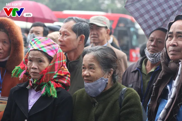 Bệnh nhân điều trị tại 10 bệnh viện cùng lên Chuyến xe yêu thương về quê ăn Tết - Ảnh 4.