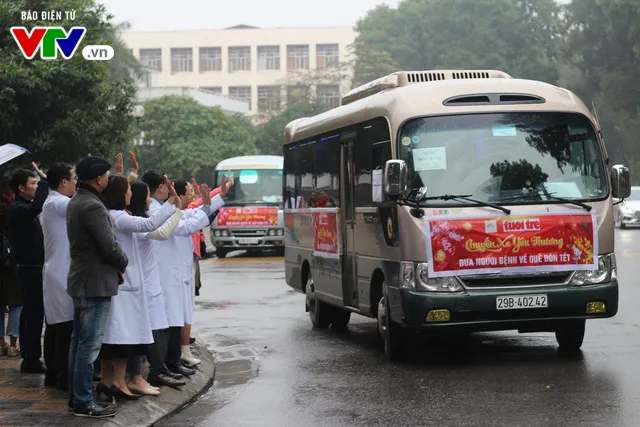 Bệnh nhân điều trị tại 10 bệnh viện cùng lên Chuyến xe yêu thương về quê ăn Tết - Ảnh 10.